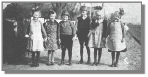 Auf dem Weg zur Schule. Die Erstkller der Holterfehner Schule sind von links: Marga Peper, Erna Kramer, Hermann Plaisier, Hermann Kramer, Agnes Lhring und Gerda Heyer. Groe Haarschleifen und saubere Schrzen sowie lange Strmpfe waren in den ersten Herbsttagen des Jahres 1936 berall in Ostfriesland blich.