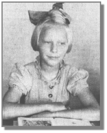 Die Fibel und die anderen Schulbcher wurden in jeder Familie weitervererbt. Luise Rosenboom aus Backemoor trgt schon den kurzen Bubikopf mit Tolle und Haarschleife, wie es nach dem Krieg blich war.