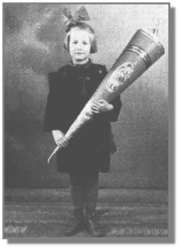 ,,Zum ersten Schulgang" erhielt Magda Duis aus der Rhauderfehntjer Dosewieke am 29.3.1940 diese riesige Schultte.