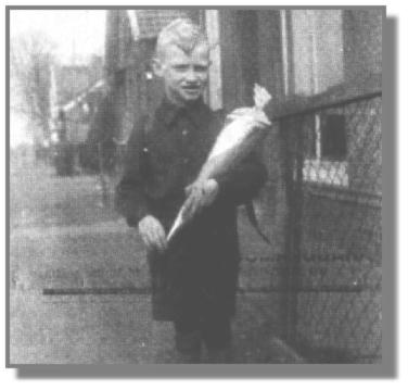 Blick in die Rhauderwieke. Noch Anfang 1950 ist der lndliche Charakter von Rhaudermoor deutlich zu erkennen. An Karl Heinz Nuwaldt und der Bckerei von Berend Backer vorbei blickt man zu Plmers Gasthof.