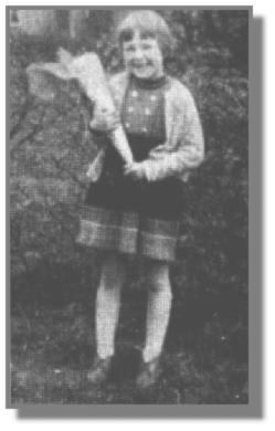 Nach dem 2. Weltkrieg fand die Schultte ihren Weg bis ins kleinste Dorf. Julia Schewe von der katholischen Volksschule Langholt lt sich mit ihrer schon geffneten Tte von der Tante fotografieren.