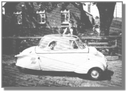 Fast alle Autos hatten einen Spitznamen. "Schneewittchensarg" wurde dieser tolle Messerschmitt-Kabinenroller genannt, der Hermann Kramer in Holterfehn gehrte. Hinten sitzt Beate Pohlenga und vorn Tochter Annegret.