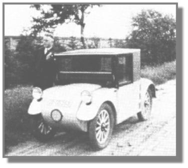 Diesen gebrauchten Hanomag mit Kettenantrieb kaufte sich Adolf Diersmann 1932 in Norden, als er schon auf dem Fehn lebte. Mit einem Kollegen war er zu einer Sparkassentagung nach Wilhelmshaven unterwegs und lie sich hier in Wiesmoor neben seinem "Kommibrot" fotografieren. Solch ein Auto fuhr auf dem Fehn auch der damalige Provisor der Apotheke, H.D. Schapp, jetzt Ihrhove.