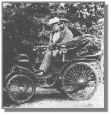 Sanittsrat Dr. Walter Trepte, 1863 - 1930, mit seiner Frau Berta auf dem neuen Motorwagen. Der Einzylinder-Viertakt-Benzin-Motor wurde mit einer Handkurbel angeworfen und machte 600 Umdrehungen in der Minute. Die 5 Pferdestrken brachten ber Riemenantrieb satte 8 - 12 Stundenkilometer zustande, im Schnellgang sogar 24 - 30 km/h. In seinen letzten Lebensjahren fuhr Dr. Trepte ein "Flott weg", ein Fahrrad mit Hilfsmotor, welcher ber dem Vorderrad angebracht war.