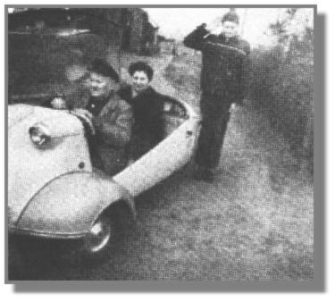 "Macht hoch die Tr" galt auch fr dieses Fahrzeug, in dem Hermann Kramer und seine Frau Kthe Platz genommen haben. Im Hintergrund grt Alwin Kampen die mutigen Rollerfahrer.