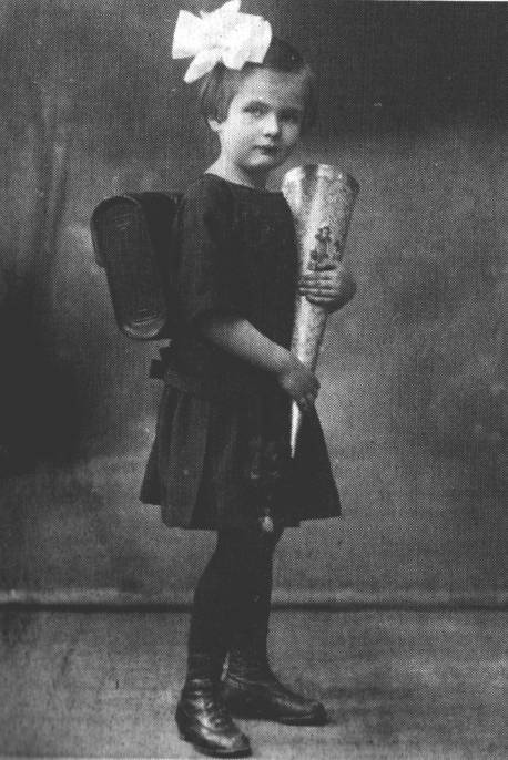 "Erinnerung an den ersten Schulgang am 16.4.1925" steht hinten auf diesem Foto, da ein Berliner Fotograf von Hannchen Marschallek aufnahm. Die Schultte ist aus den Stdten erst spt nach Ostfriesland gekommen.