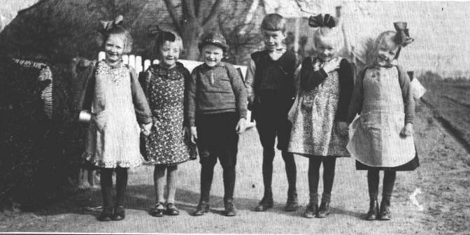 Auf dem Weg zur Schule. Die Erstkller der Holterfehner Schule sind von links: Marga Peper, Erna Kramer, Hermann Plaisier, Hermann Kramer, Agnes Lhring und Gerda Heyer. Groe Haarschleifen und saubere Schrzen sowie lange Strmpfe waren in den ersten Herbsttagen des Jahres 1936 berall in Ostfriesland blich.