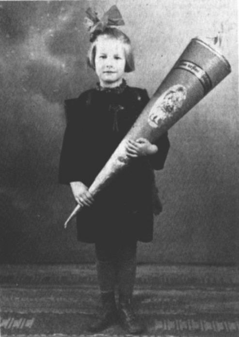 ,,Zum ersten Schulgang" erhielt Magda Duis aus der Rhauderfehntjer Dosewieke am 29.3.1940 diese riesige Schultte.