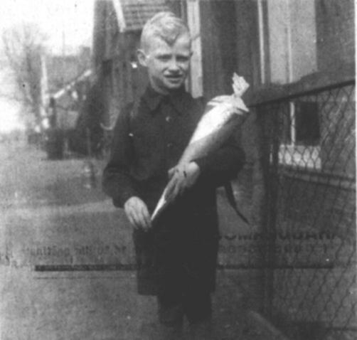 Blick in die Rhauderwieke. Noch Anfang 1950 ist der lndliche Charakter von Rhaudermoor deutlich zu erkennen. An Karl Heinz Nuwaldt und der Bckerei von Berend Backer vorbei blickt man zu Plmers Gasthof.