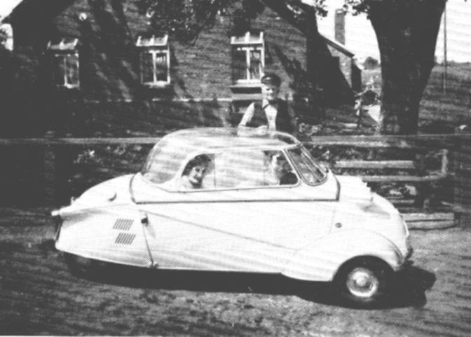 Fast alle Autos hatten einen Spitznamen. "Schneewittchensarg" wurde dieser tolle Messerschmitt-Kabinenroller genannt, der Hermann Kramer in Holterfehn gehrte. Hinten sitzt Beate Pohlenga und vorn Tochter Annegret.