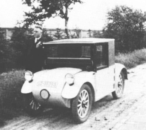 Diesen gebrauchten Hanomag mit Kettenantrieb kaufte sich Adolf Diersmann 1932 in Norden, als er schon auf dem Fehn lebte. Mit einem Kollegen war er zu einer Sparkassentagung nach Wilhelmshaven unterwegs und lie sich hier in Wiesmoor neben seinem "Kommibrot" fotografieren. Solch ein Auto fuhr auf dem Fehn auch der damalige Provisor der Apotheke, H.D. Schapp, jetzt Ihrhove.