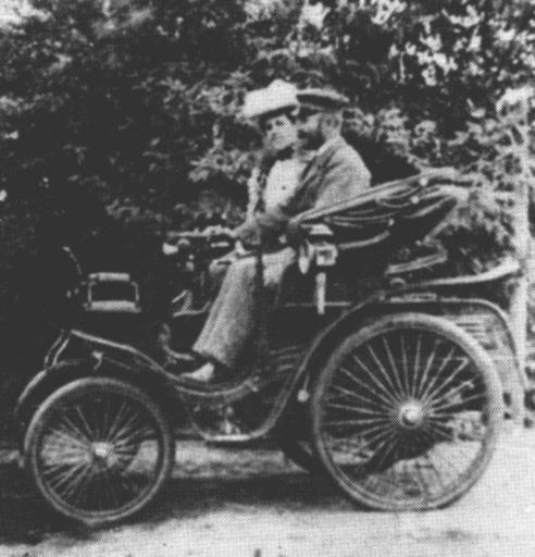 Sanittsrat Dr. Walter Trepte, 1863 - 1930, mit seiner Frau Berta auf dem neuen Motorwagen. Der Einzylinder-Viertakt-Benzin-Motor wurde mit einer Handkurbel angeworfen und machte 600 Umdrehungen in der Minute. Die 5 Pferdestrken brachten ber Riemenantrieb satte 8 - 12 Stundenkilometer zustande, im Schnellgang sogar 24 - 30 km/h. In seinen letzten Lebensjahren fuhr Dr. Trepte ein "Flott weg", ein Fahrrad mit Hilfsmotor, welcher ber dem Vorderrad angebracht war.