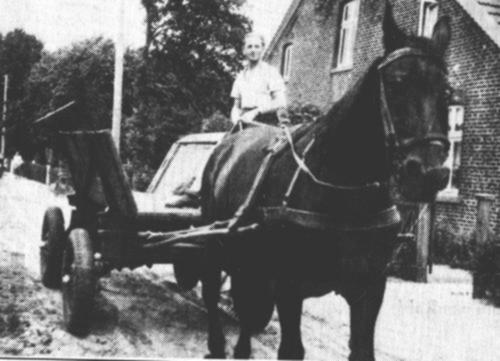 Mit "Fritz" fhrt Hans Otto Scheer whrend seines Soldatenurlaubs auf das Land.