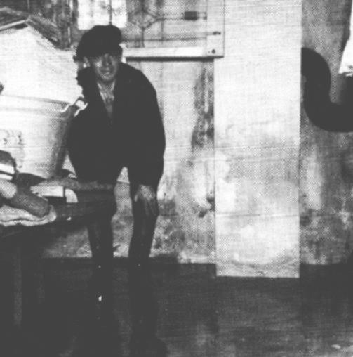 Helmut Schmidt rettet mit Gummistiefeln und einer verzinkten Balje die Weiwsche. Sielacht-Jubilum: "Gebannte Gefahren"