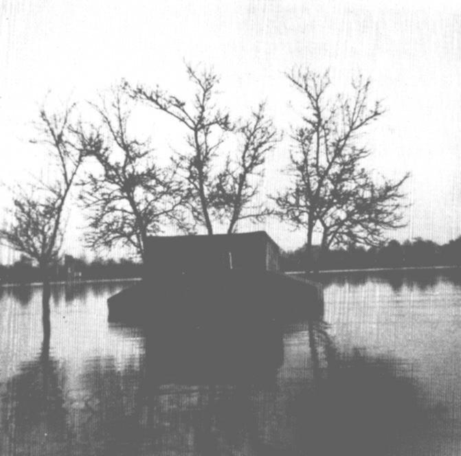 Der Schuppen stand im Dezember 1960 vllig unter Wasser.