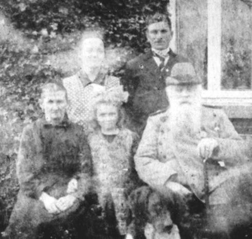 echts sitzt der Frster Carl Schmidt mit seinem Jagdhund "Waldmann". Hinter ihm stehen Auguste und Meinhard Meyer mit ihrer Tochter Johanne, und links sitzt die Tante Johanna Schmidt, Frau des Gutsfrsters Ewald Schmidt, der spter nach Westrhauderfehn verzog.