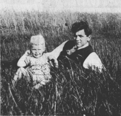 Der Bahnhofsfriseur und Fotograf Wilhelm Kramer mit seinem Sohn Ulpt-Heinz im Jahre 1931.