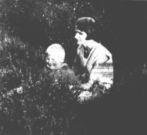Die Mutter Anna, geb. von Wahden, mit ihrem Sohn Ulpt-Heinz.