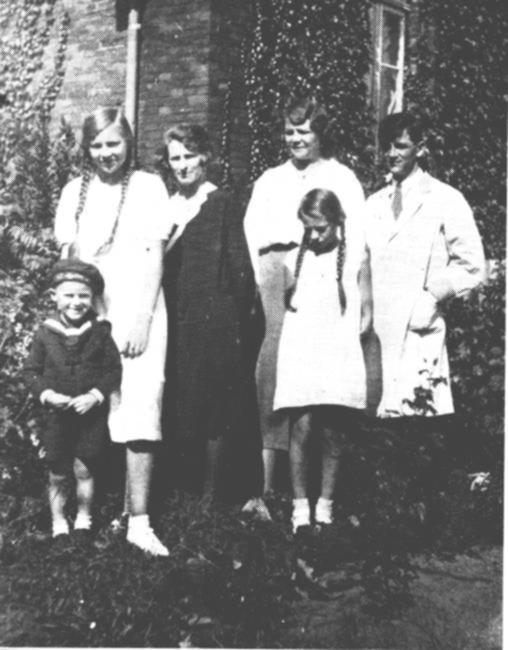 Eine Selbstaufnahme mit Familie: Links Ulpt-Heinz, dann Cousine Waltraud, Mutter Anna, geb. van Wahden, Vaters Schwester mit Cousine Frieda sowie der Friseur und Fotograf Wilhelm Kramer hchstpersnlich. Die Verwandten aus Duisburg waren sozusagen auf der Durchreise: Sie wollten mit dem Dampfer Rheinland zur Insel Borkum.