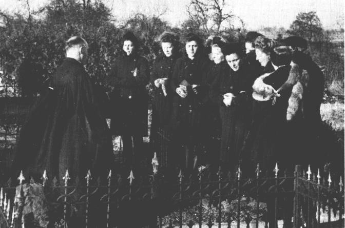 Auf dem Friedhof im Ostrhauderfehner Untenende: Links Pastor Kttner, und rechts die Sngerinnen vom Kirchenchor in ihren schwarzgefrbten Wehrmachtsmnteln. Von links: Erna Taute, Irmgard Krte, Hedwig Hartmann, Anni Eichhorn, Theda Mhlmann, dahinter Martha Dombrowski, Lienchen de Buhr, Anni Neeland und Reenstine Hemmen.