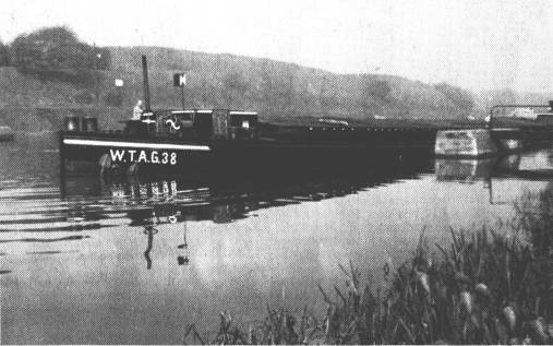 Als Matrose und Koch fuhr Bertus Braak aus der Dosewieke auf dem Schleppkahn "WTAG 38", der hier mit Kohle auf der Talfahrt nach Emden ist. Schiffsfhrer war Heinrich Brinker, und als weiterer Matrose fuhr Heinrich Junior, beide aus Glansdorf, auf dem Schleppkahn "38" der Westflischen Transportaktiengesellschaft.