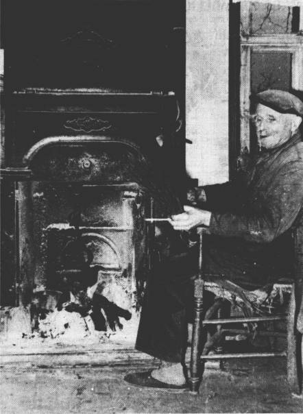 Das typisch ostfriesische offene Herdfeuer, vor dem sich die junge Pastorenfrau so erschreckte. Unser Bild wurde bei Peter van Allen in der 1. Sdwieke von Ostrhauderfehn fotografiert. Der gueiserne Rauchfang war nicht in jedem Haus blich. "Lttje Peter" hat einen "Struukbessen" in der linken Hand, mit dem er die Torfasche von den Steinen fegte. Bis vor wenigen Jahren hat es in diesem Haus noch so ausgesehen, denn "Scheef Peter" wollte mit den modernen Errungenschaften der Zivilisation nichts zu tun haben: Die Energieversorgung zum Beispiel mute die Stromleitungen ganz um sein Land herumlegen, weil er die Elektrizitt fr "Teufelskram" hielt.