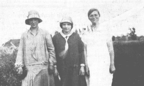 Nur eine der Damen ging ohne Hut, das war Hanni Noormann. Beim Spaziergang 1928 im Polder von Ostrhauderfehn stellten sich links Theda Harms und in der Mitte Hanni Prahm der Kamera.