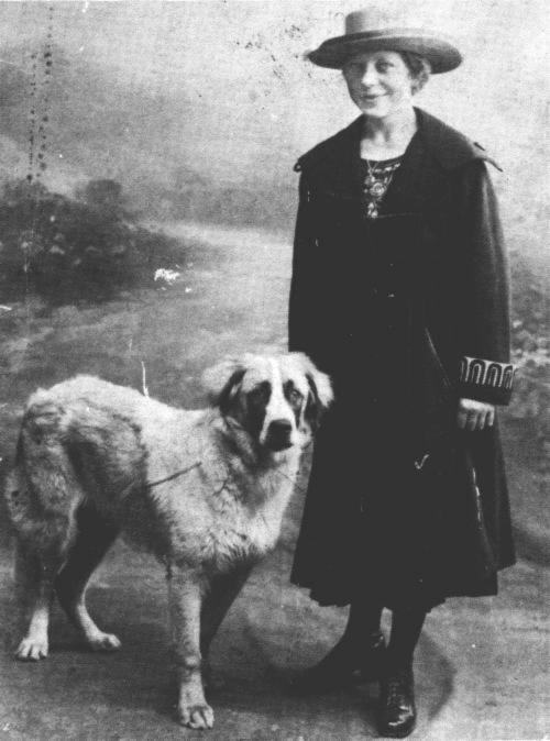 Dina Gewald war gerade 18 Jahre alt, als sie sich 1922 mit Loodens Hund Leo in ihrem Backfischmantel fotografieren lie. Den Hut hatte ihre Mutter aus Leer mitgebracht, aber er gefiel ihr nicht, und sie hat ihn nie wieder aufgesetzt.