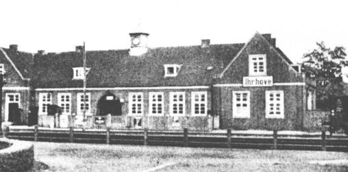 Der "neue" Bahnhof Jhrhove von 1926, auf unserem Foto noch mit dem kleinen Uhrenturm. Hier sind Montag morgens unendlich viel Schiffer und Matrosen um 4 Uhr in die Zge nach Emden oder Rheine gestiegen - fast htte man von einer "maritimen Karawane" sprechen knnen.