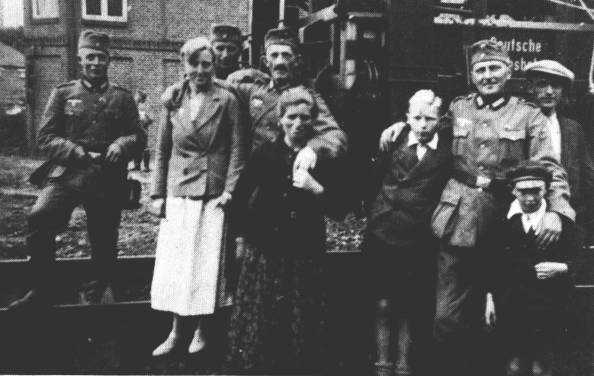 Der Bahnhof ist im bertragenen Sinn ein anderes Wort fr Ankunft und Abschied. Abschied mit Trnen und Taschentuch. Abschied fr wenige Tage, fr ein paar Wochen - oder Abschied fr immer? Auf dem Ihrhover Bahnhof nimmt Soldat Schneidermeister Hermann Looden aus Rajen (rechts) noch einmal seine beiden Shne Staas (links) und Johann in den Arm. Auf dem Foto ist auch noch Eit Ostendrp aus Glansdorf zu sehen, und die Frau in der Mitte heit Sintle Boekhoff.