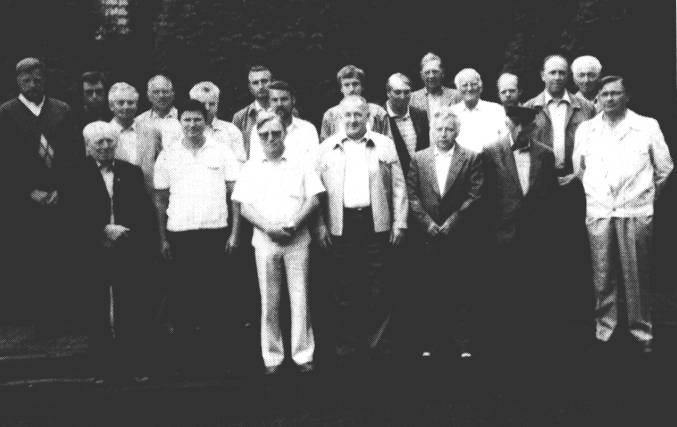 Die Mitglieder im Rhauderfehner lmkerverein heien oben: Hilko Maecker, W'fehn, Berthold Tholema, Glansdorf, Friedrich Douwes, Growolde, Heinrich Steenhoff, O'fehn, mit halbem Kopf Johann Junker, Ihren, Artur Weber, W'fehn, mit Bart Johann Memmen, O'fehn, Achim Marks, Flachsmeer, Hermann Roskam, Collinghorst, Erich Gerdes, Burlage, Johannes Koopmann, W'fehn, Detlef Block, O'fehn und Hans Kruse, Ramsloh. Untere Reihe: Alberd Feldmann, Joachim Geiler, W'fehn, Georg Rosenboom, 1. Vors., Johannes Rieken, O'fehn, der verstorbene Werner Weers, Burlage, Warner Hieronimus, Flachsmeer, Johannes Mauritz, W'fehn. Es fehlen u. a. Johann Schmidt, Rajen, Heinrich Gerdes, Collinghorst, Gerd Rhauderwiek, Langholt, Gerd Oltmanns, Steenfelde, Wilhardus Straatmann, Collinghorst, Deddo Arling, Steenfelde.