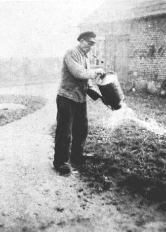 Mutter Antje war ein bichen bse, da ihr Mann Johann so pingelig war und die Kanne noch einmal mit Wasser nachsplte. In einem schwlen Sommer ist diese Manahme aber durchaus berechtigt.