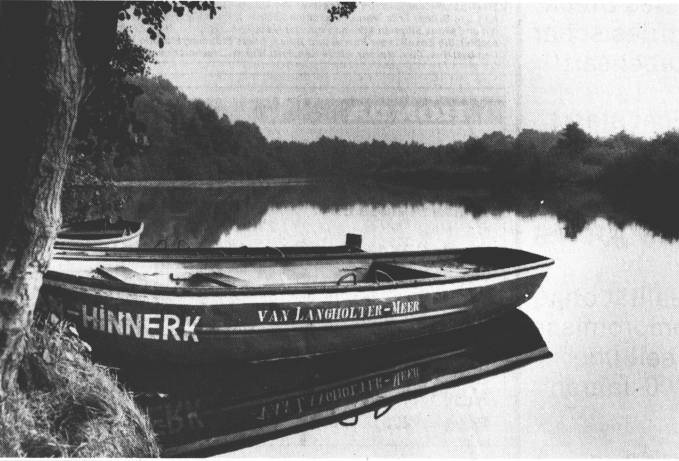 Idylle am Langholter Meer. Schon Anfang der vierziger Jahre sollte hier eine Badeanstalt entstehen. Der Landkreis Leer stellte 1939 einen Saugbagger zur Verfgung, dessen Aufbauten wegen der festen Landstraenbrcke abmontiert werden muten. Nur so konnte der Bagger auf die Sdseite gelangen. Er splte an der Ostseite einen kleinen Damm auf. Mit Faschinen und Sand befestigten die damalige Jugendorganisation sowie einige Freiwillige diesen Fupfad, so da er bis auf den heutigen Tag bestehen blieb. Die Arbeiten fr das geplante Schwimmbad im abgetrennten Sumpfgebiet konnten wegen des Zweiten Weltkrieges nicht mehr angefangen werden. Das heutige Schwimmbad entstand 1958 weiter sdlich.