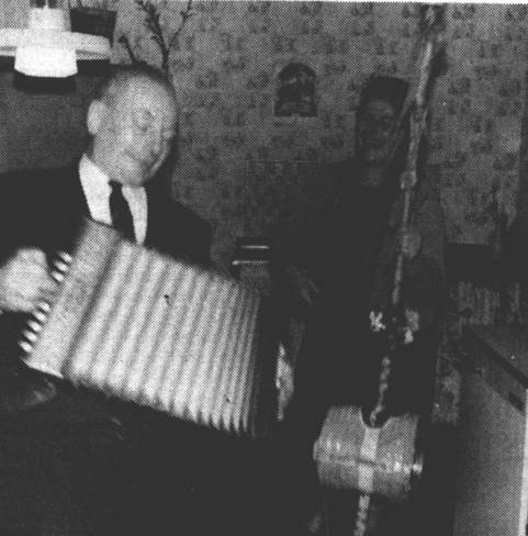 Es darf gefeiert werden! Heinz Schning spielt das Bandoneon und seine Schwester Mariechen begleitet ihn auf der Teufelsgeige und singt: ,,Ich will lieber ein Junge sei, so wie mein Bruder mchte ich sein!"