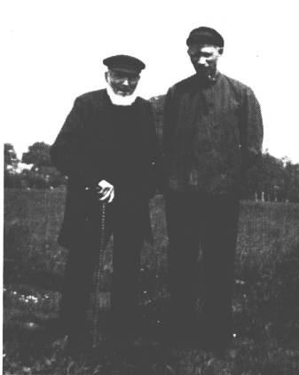 Der Senior, Schmiedemeister Johann Dirks Brunsema, im Gehrock mit seinem wunderschn gewellten Handstock. Der Enkel Johann hatte von der Realschule einen Fotoapparat geschenkt bekommen als Auszeichnung fr besondere Leistungen. Deshalb machte sich Opa so schick. Vater Johann - sie hieen alle Johann! - hielt das nicht fr ntig, schlielich mute er arbeiten. Auffllig sein schrg geknpfter Arbeitsjumper. So konnten die Knpfe bei der Arbeit nicht abreien. Solch eine Arbeitsjacke mute bei Textil-Aden extra bestellt werden. Foto um 1933.