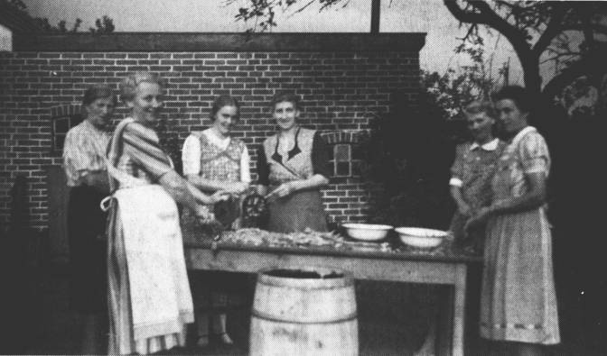 Durch die Schnippelmaschine ins Bohnenfa: Hier sind links Gesine Reents, Tini Evers, Gretchen Baumann, Mimi Ulpts, Frau Spieker und Rika Schoon aus Ostrhauderfehn 1938 bei der Arbeit.