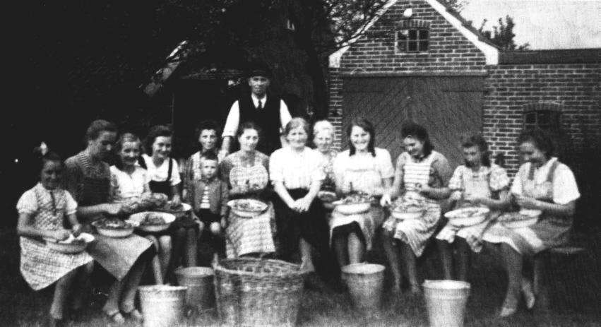 Bei so vielen fleiigen Hnden macht das Bohnen-"strpen" sogar Spa. Vor Lambertus Reents aus Ostrhauderfehn sitzen 1938 von links: Kthe Rogge, Elfriede Noormann, Therese Rogge, Therese Beckmann, Rena Ewen mit Sohn Wilfried, Frau Lehrer Ojemann, Gesine Reents, Hedwig Buss, Herta Mhlmann, Anneliese Grter, Marga Trey und Agnes Pfeiffer.