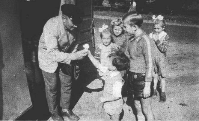 Ein Foto, da so viele Erinnerungen weckt: Folli Schmidt verkaufte im Sommer auch Speiseeis von seinem rollenden Milchwagen aus. Vorn bekommt Heinz Jrgen Niethammer gerade sein Eis, auf das Egon-Dietmar Helling noch wartet. Auch den Mdchen Ingrid Struck, Edeltraud Helling und Hildegard Struck luft das Wasser schon im Mund zusammen. Herrliche Kinderzeit auf dem Fehn!