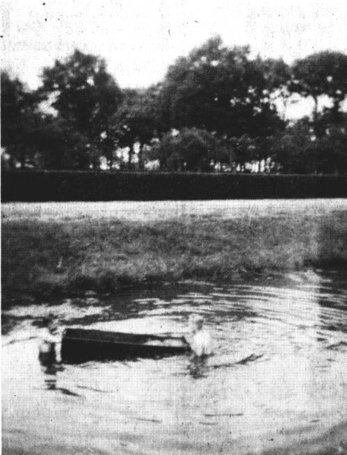 Hier spielen die Ferienkinder Helmut und Herbert mit dem alten Backtrog. "Eine Seefahrt die ist lustig" - bis der Trog umstrzt. Im Hintergrund das alte Fehnhaus von Hobbi, das dann Weert Loger bewohnte. Es steht heute noch an der Westseite der 1. Sdwieke.