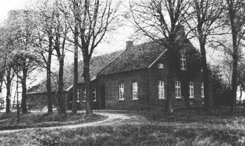 Das Bauernhaus von Gebhard Junker/Poppe Siebrands. Das Hinterhaus wurde etwa um die gleiche Zeit vom Ziegelfabrikanten Wobias Voskamp gebaut. Im Vordergrund die Knigswieke, die zur Rajenwieke hin verluft. Links von der Knigswieke stand die Ziegelei mit dem Brennofen, dem Trockenschuppen und der Kalkbrennerei.