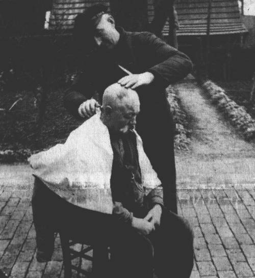 La mich mal raten: Schmiedemeister Friedrich Strenge versucht, in einem harten ostfriesischen Schdel Lcher zu bohren, um dort einige Punkerhaare festzulten? Nicht richtig? Schade. Dann mu es wohl der Nachbar Annus Brauer mit seinem furchterregenden Schnurrbart sein, dem Fritz hier die Haare im Nacken stutzt.