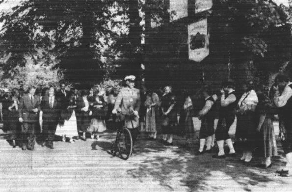 Der "Utroeper" geleitet die Festgesellschaft von der Ludgerikirche zur Westerstrae. Der Heimatverein von Ocholt steht Spalier.