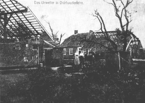 Die Fehntjer Huser von Beckmann und Joly Weers im Untenende von Ostrhauderfehn. Sehr deutlich zu erkennen am linken Gebude das "Gemack", wo man ber einer Grube etwas "machen" konnte ... Die Personen konnte mir niemand nennen.