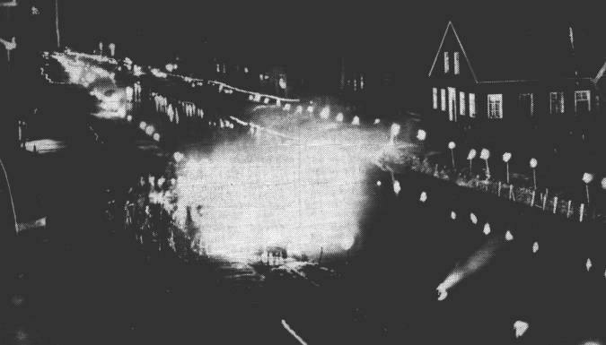 Vom Kirchturm aus wurde dieses Foto gemacht: das hellerleuchtete Untenende von Rhauderfehn: Torfblten und Torffackeln brannten entlang des Kanals. Es war der 21.Mrz 1933, an dem der Reichstag erffnet wurde. Dieses Datum wird auch Tag von Potsdam genannt, denn das Reichstagsgebude in Berlin existierte nur noch als Ruine. Waren die lodernden Fackeln schon ein erster Hinweis auf die infernalischen Feuersbrnste des 2. Weltkrieges?