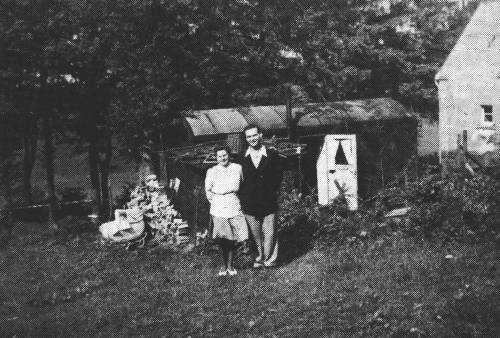 "Aber im kleinsten Zimmerlein kann jeder glcklich sein", haben Paul Sikora und seine Frau Dore aus Wipperfrth hinter dieses Foto aus dem Jahr 1949 geschrieben. Sie sind regelmig Feriengste in Ostrhauderfehn.