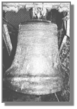 Reich ornamentiert ist die Glocke von 1901 in der Collinghorster Kirche.