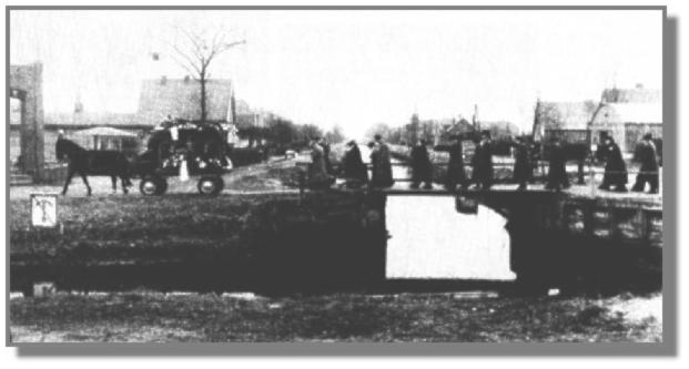 Beerdigung in Ostrhauderfehn. Im Hintergrund der wiederhergestellte Kirchturm, und links die Ruine vom Kaufhaus Cornelsen.