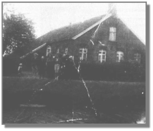 So sah das provisorische "Pfarrhaus im Moor" einstmals aus. Der Eingang auf der Sdseite (nicht im Bild) ging in die "Achterkken". Hier war in einem Fenster in deutscher Schrift schrg von unten nach oben eingeritzt "J. H. Fimmen". Vorn die beiden Zimmer, dahinter der fast durchgehende Flur.