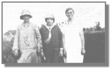Nur eine der Damen ging ohne Hut, das war Hanni Noormann. Beim Spaziergang 1928 im Polder von Ostrhauderfehn stellten sich links Theda Harms und in der Mitte Hanni Prahm der Kamera.