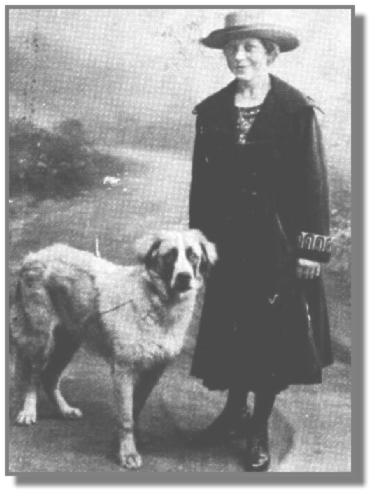 Dina Gewald war gerade 18 Jahre alt, als sie sich 1922 mit Loodens Hund Leo in ihrem Backfischmantel fotografieren lie. Den Hut hatte ihre Mutter aus Leer mitgebracht, aber er gefiel ihr nicht, und sie hat ihn nie wieder aufgesetzt.